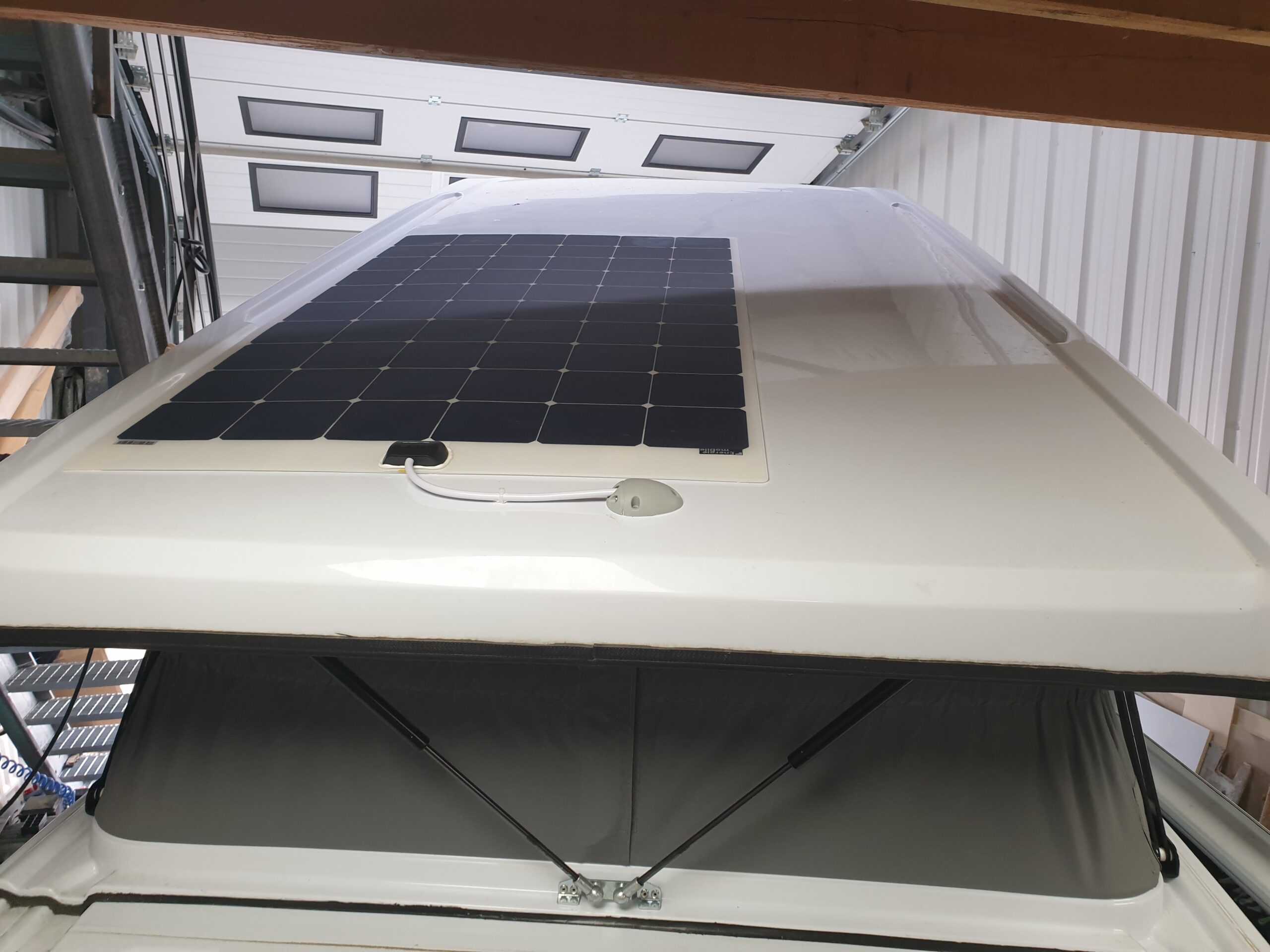 Installer des panneaux solaires dans un camion aménagé, van ou